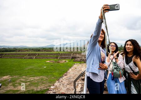 Archäologische Zone von Teotihuacan, der Stadt mit den größten Pyramiden in Mesoamerika im Bundesstaat Mexiko. Pyramide der Sonne in San Juan Teotihuacan Mexiko und Touristen machen ein Selfie-Foto mit Handy, turistasa toman una fotografia Selfie con celular (Foto von Luis Gutierrez/Norte Photo) Zona Arqueológica de Teotihuacán, la ciudad con las Pirámides más grandes de Mesoamérica en Estado de México. Pirámide del Sol en San Juan Teotihuacán Mexico y Pirámide de la Luna en San Martín de las Pirámides Mexico, la Serpiente Emplumada o Quetzalcóatl y Palacio de Quetzalpapálotl. Basamento Stockfoto