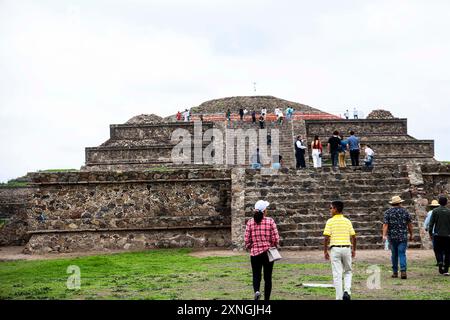 Touristen Archäologische Zone von Teotihuacan, die Stadt mit den größten Pyramiden in Mesoamerika im Bundesstaat Mexiko. Pyramide der Sonne in San Juan Teotihuacan Mexiko und Pyramide des Mondes in San Martin de las Pirámides Mexiko, die gefiederte Schlange oder Quetzalcoatl und der Palast von Quetzalpapálotl. Pyramidenbasis, Archäologie, Architektur. Steingebäude, Dorf ... (Foto: Luis Gutierrez/Norte Photo) Zona Arqueológica de Teotihuacán, la ciudad con las Pirámides más grandes de Mesoamérica en Estado de México. Pirámide del Sol en San Juan Teotihuacán Mexico y Pirámide de la Luna en Stockfoto