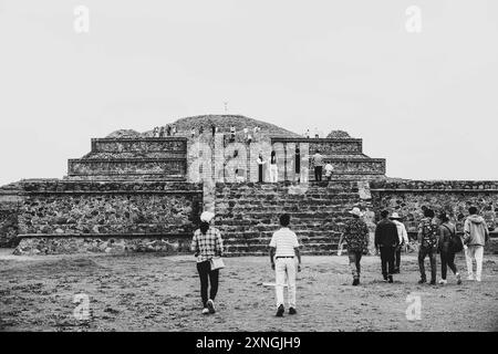 Touristen Archäologische Zone von Teotihuacan, die Stadt mit den größten Pyramiden in Mesoamerika im Bundesstaat Mexiko. Pyramide der Sonne in San Juan Teotihuacan Mexiko und Pyramide des Mondes in San Martin de las Pirámides Mexiko, die gefiederte Schlange oder Quetzalcoatl und der Palast von Quetzalpapálotl. Pyramidenbasis, Archäologie, Architektur. Steingebäude, Dorf ... (Foto: Luis Gutierrez/Norte Photo) Zona Arqueológica de Teotihuacán, la ciudad con las Pirámides más grandes de Mesoamérica en Estado de México. Pirámide del Sol en San Juan Teotihuacán Mexico y Pirámide de la Luna en Stockfoto