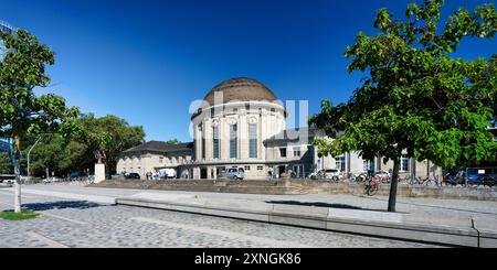 Köln, Deutschland 29. Juli 2024: Das historische Kölner Bahnhofsgebäude Messe/Deutz mit Bahnhofsvorplatz an einem sonnigen Sommertag Stockfoto