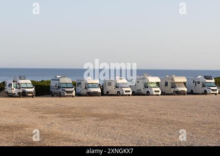 Eine Reihe von Wohnmobilen, die auf dem Scenic Coastal Campsite geparkt sind Stockfoto