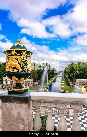 St. Petersburg, Russland - 23. August 2023: Brunnen von Peterhof. Blick auf die Grand Cascade, den Meereskanal vom Grand Palace. Goldene Statuen, Samson Fountain im unteren Park von Petrodvorets Stockfoto