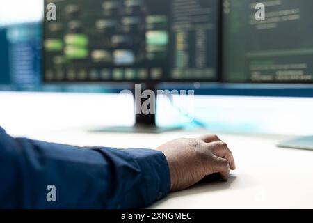 Gruppe von Hackern aus der Regierung, die digitale Bedrohungen in pc-Netzwerken mithilfe eines großen Bildschirms analysieren. Spezialisten, die Informationen sammeln, Cyberkriminalität und Cyberterrorismus bekämpfen. Stockfoto