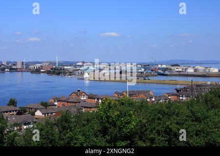 Blick vom Penarth Head über Cardiff Bay und Barrage, aufgenommen im Juli 2024. Sommer. Stockfoto