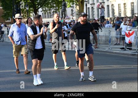 LONDON, ENGLAND - JULI 31 2024: Wütende Demonstranten stießen nach dem Messerstecherfall in Southport außerhalb der Downing Street mit der Polizei zusammen. Die wütenden Demonstranten liegen nicht ganz falsch. Über Messerverbrechen und gewalttätige Migranten. Welche Demonstranten bekunden ihre Absicht, lokale Kinder und Bräutigam-Banden in Großbritannien ins Visier zu nehmen? Ist es nicht richtig, die eigenen Kinder zu schützen? Es ist eine Schande, dass Großbritannien zu einem Land geworden ist, das alle Gemeinschaften unterdrückt und Frieden unmöglich macht. Jede Gemeinde und jede einzelne Person wird nach ihrem Auftreten in London, Großbritannien, beurteilt. (Quelle: Siehe Li/Picture Capital/Alamy Live News Stockfoto