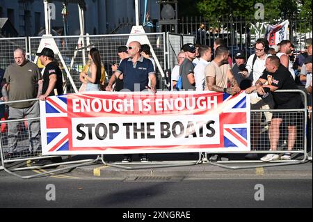 LONDON, ENGLAND - JULI 31 2024: Wütende Demonstranten stießen nach dem Messerstecherfall in Southport außerhalb der Downing Street mit der Polizei zusammen. Die wütenden Demonstranten liegen nicht ganz falsch. Über Messerverbrechen und gewalttätige Migranten. Welche Demonstranten bekunden ihre Absicht, lokale Kinder und Bräutigam-Banden in Großbritannien ins Visier zu nehmen? Ist es nicht richtig, die eigenen Kinder zu schützen? Es ist eine Schande, dass Großbritannien zu einem Land geworden ist, das alle Gemeinschaften unterdrückt und Frieden unmöglich macht. Jede Gemeinde und jede einzelne Person wird nach ihrem Auftreten in London, Großbritannien, beurteilt. (Quelle: Siehe Li/Picture Capital/Alamy Live News Stockfoto