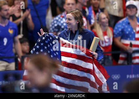 Paris, Frankreich. 31. Juli 2024. Paris, Frankreich. 31. Juli 2024. Die US-amerikanische Katie Ledecky feiert, nachdem sie im 1500-m-Freistil-Finale die Goldmedaille gewonnen hat. In der Paris la Defense Arena am 5. Tag der Olympischen Spiele 2024 in Paris, Frankreich. Quelle: Adam Stoltman/Alamy Live News Stockfoto