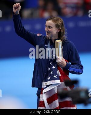 Paris, Frankreich. 31. Juli 2024. Paris, Frankreich. 31. Juli 2024. Die US-amerikanische Katie Ledecky feiert, nachdem sie im 1500-m-Freistil-Finale die Goldmedaille gewonnen hat. In der Paris la Defense Arena am 5. Tag der Olympischen Spiele 2024 in Paris, Frankreich. Quelle: Adam Stoltman/Alamy Live News Stockfoto