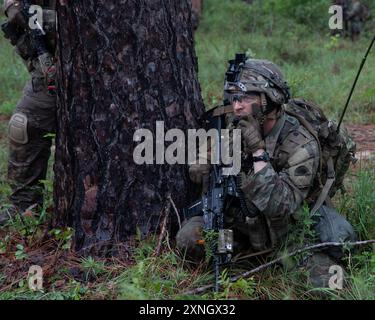 Ein Empfänger-Transmitter vom Task Force Guardian gibt dem Kommandoteam während der Rotation des 41st Infantry Brigade Combat Teams, 24-09, im Joint Readiness Training Center (JRTC) Fort Johnson, La, 23. Juli 2024, Statusaktualisierungen. Die Task Force Guardian besteht aus Personal des 2. Bataillons, des 162. Infanterie, des 1. Bataillons, des 186. Infanterie und des 141. Brigade Support Battalions. Das JRTC-Ziel ist die Schaffung realistischer Umgebungen, die die Einheiten für komplexe Vorgänge vorbereiten. (Foto der Nationalgarde der Oregon Army von Leutnant Kayla Fleshman, Stockfoto