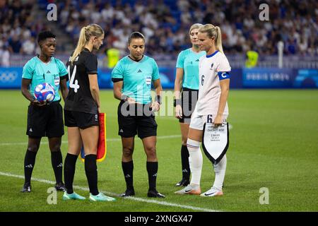 Lyon, Frankreich. 31. Juli 2024. Lyon, Frankreich, 31. Juli 2024: Münzwurf vor den Olympischen Spielen Paris 2024 Women Group Ein Fußballspiel zwischen Neuseeland und Frankreich im Stade de Lyon in Lyon, Frankreich. (ANE Frosaker/SPP) Credit: SPP Sport Press Photo. /Alamy Live News Stockfoto