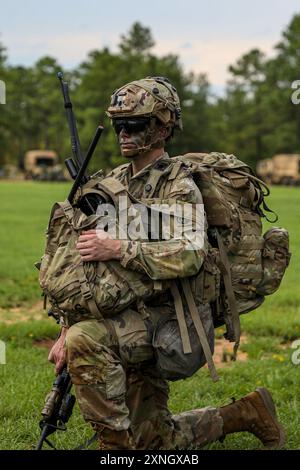 Ein Fallschirmjäger, der dem 2. Bataillon, 505. Fallschirmjäger, 3. Brigade Combat Team, 82. Luftlandedivision, zugeteilt wurde, wartet während der Panther Avalanche auf Fort Liberty am 23. Juli 2024 auf den Bodentransport. Panther Avalanche ist eine Übung, die darauf abzielt, Fallschirmjäger zu trainieren und zu bewerten, während sie sich auf eine Rotation im Joint Readiness Training Center in Fort Johnson, Louisiana, im September vorbereiten und die Rolle der sofortigen Eingreiftruppe übernehmen, die überall auf der Welt kämpft und gewinnt. (Foto der US-Armee von Sgt. Lilliana Magoon) Stockfoto