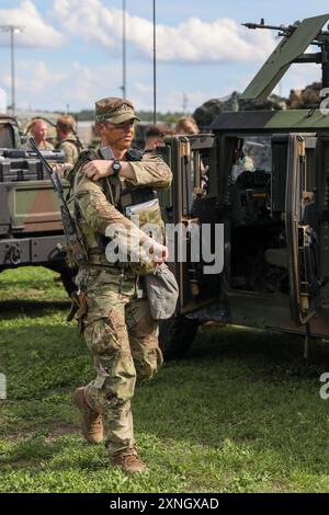 Ein Fallschirmjäger, der dem 2. Bataillon, 505. Fallschirmjäger, 3. Brigade Combat Team, 82. Luftlandedivision, zugeteilt ist, läuft während der Panther Avalanche auf Fort Liberty am 23. Juli 2024 neben einem Militärkonvoi. Panther Avalanche ist eine Übung, die darauf abzielt, Fallschirmjäger zu trainieren und zu bewerten, während sie sich auf eine Rotation im Joint Readiness Training Center in Fort Johnson, Louisiana, im September vorbereiten und die Rolle der sofortigen Eingreiftruppe übernehmen, die überall auf der Welt kämpft und gewinnt. (Foto der US-Armee von Sgt. Lilliana Magoon) Stockfoto