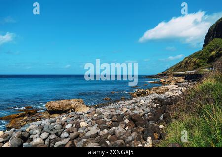 Eine malerische felsige Küste mit dem riesigen blauen Ozean im Hintergrund Stockfoto