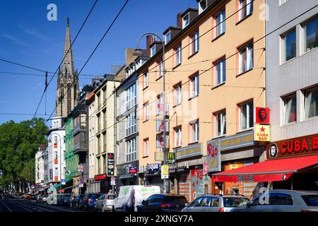 Köln, Deutschland Juli 30 2024: Geschäfte, Bars und Restaurants in der zülpicher Straße im kölner Studentenviertel Stockfoto