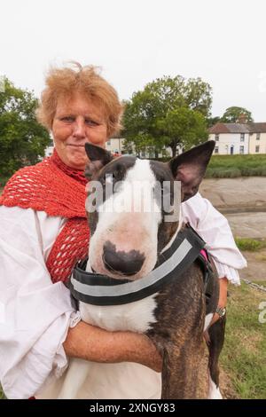 England, Kent, Faversham, Das Jährliche Piratenfest, Frau Mit Großem Hund Stockfoto