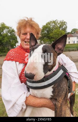 England, Kent, Faversham, Das Jährliche Piratenfest, Frau Mit Großem Hund Stockfoto