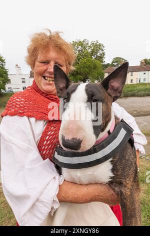 England, Kent, Faversham, Das Jährliche Piratenfest, Frau Mit Großem Hund Stockfoto