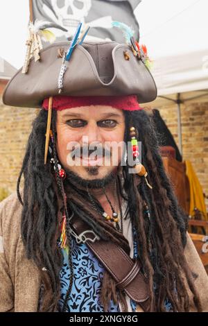 England, Kent, Faversham, das jährliche Piratenfestival, Porträt des männlichen Teilnehmers in Piratenkostüm Stockfoto