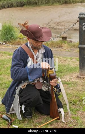 England, Kent, Faversham, das jährliche Piratenfestival, Porträt des männlichen Teilnehmers in Piratenkostüm Stockfoto