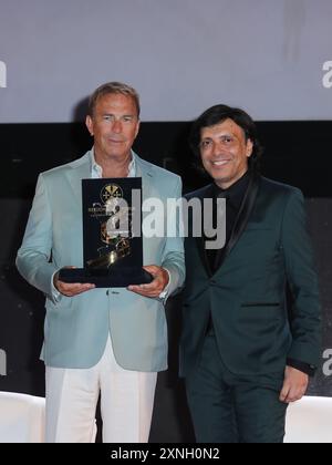 Catanzaro lido, Magna Graecia Film Festival - fünfter Abend. Auf dem Foto: Kevin Costner erhält den Film commission Award von Anton Giulio Grande Stockfoto