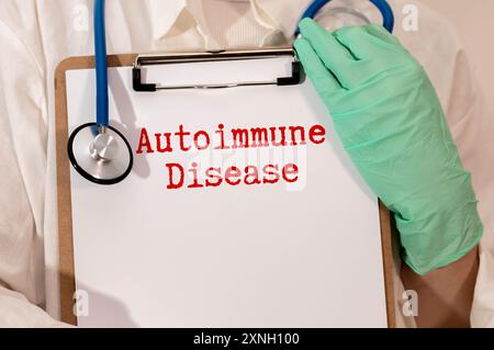 AUTOIMMUNERKRANKUNG. TEXT AUF Einer HOLZLEISTE auf blauem Hintergrund. Medizinisches Konzept. Stockfoto