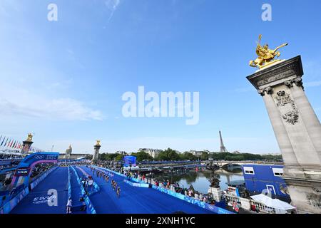 Paris, Frankreich. Kredit: MATSUO. 31. Juli 2024. Allgemeine Sicht auf Stadiontriathlon : Frauenindividuel bei den Olympischen Spielen 2024 in Paris in Pont Alexandre. Kredit: MATSUO . K/AFLO SPORT/Alamy Live News Stockfoto