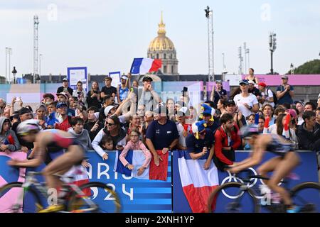 Paris, Frankreich. Kredit: MATSUO. 31. Juli 2024. Fans Triathlon : Frauen bei den Olympischen Spielen 2024 in Paris in Pont Alexandre, Frankreich. Kredit: MATSUO . K/AFLO SPORT/Alamy Live News Stockfoto