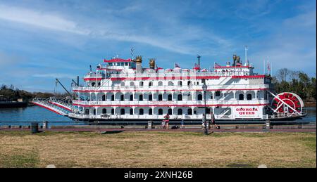 Sternwheeler Georgia Queen am Olympischen Kessel auf dem Savannah River vorbei Stockfoto