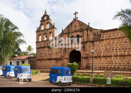 Guane, Santander, Kolumbien; 26. November 2022: Fassade des Santa Lucia de Guane Sanctuary, ein katholischer Steintempel mit kolonialer Architektur. Stockfoto