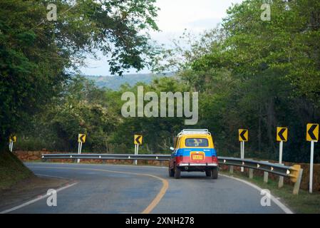 Guane, Santander, Kolumbien; 26. November 2022: Renault 4 Auto lackiert mit den Farben der kolumbianischen Flagge, gelb, blau und rot, von hinten gesehen, während dr Stockfoto