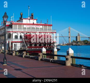 Das Georgia Queen Rädchen-Paddelboot hat am Savannah River in Savannah GA angedockt Stockfoto