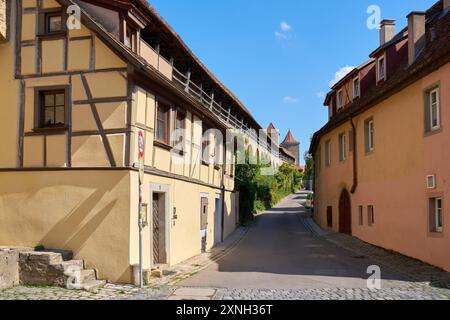 Rothenburg ob der Tauber Narrow Street. Eine enge Straße in der Kulturerbestätte Rothenburg ob der Tauber. Stockfoto