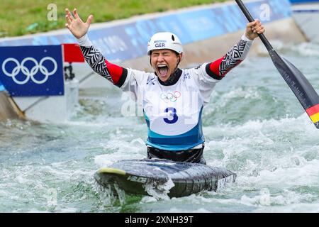 Paris, Frankreich. 31. Juli 2024. Elena Lilik aus Deutschland feiert nach dem Einzel-Finale des Kanuslaloms der Frauen bei den Olympischen Spielen 2024 in Vaires-sur-Marne, Frankreich, am 31. Juli 2024. Quelle: Shen Bohan/Xinhua/Alamy Live News Stockfoto