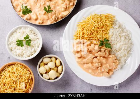 Hausgemachte Hühnerstroganoff in Keramikschale isoliert auf Zementtisch. Draufsicht Stockfoto