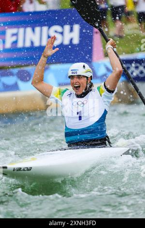 Paris, Frankreich. 31. Juli 2024. Fox Jessica aus Australien feiert nach dem Kanu-Einzelfinale der Frauen bei den Olympischen Spielen 2024 in Vaires-sur-Marne, Frankreich, am 31. Juli 2024. Quelle: Shen Bohan/Xinhua/Alamy Live News Stockfoto