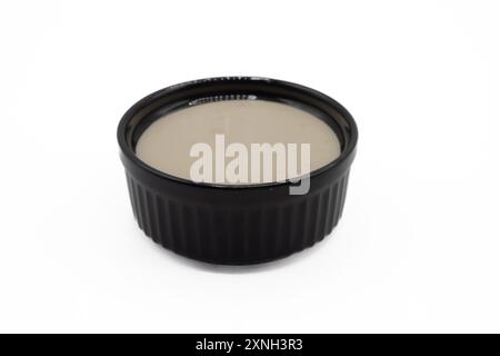 Kogel mogel in einer Schüssel. Kogel Mogel ist eine hausgemachte cremige Dessert aus Eigelb und Zucker. Stockfoto