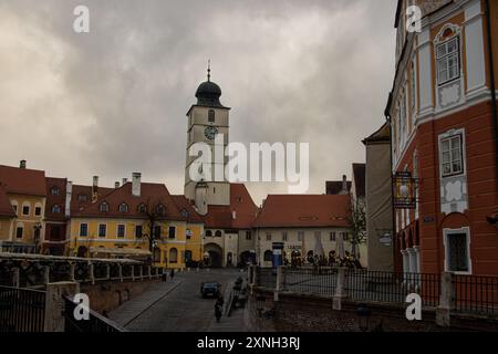 Der Stadtturm und alte Gebäude auf dem Kleinen Platz ( Piata Mica ), früher bekannt als Handwerkermarkt in Sibiu, Rumänien Stockfoto