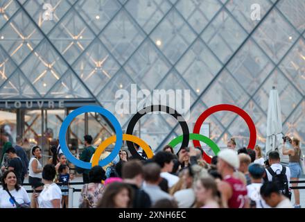 Paris, Frankreich. 31. Juli 2024. Olympia, Paris 2024: Die Olympischen Ringe stehen vor der Glaspyramide im Louvre. Quelle: Jan Woitas/dpa/Alamy Live News Stockfoto