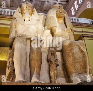 Collosal Statue von Pharoah Amenhotep III., seiner Frau Tiye und drei Töchtern Henuttaneb, Nebetah in luxor im großen Saal des Ägyptischen Museums gefunden Stockfoto