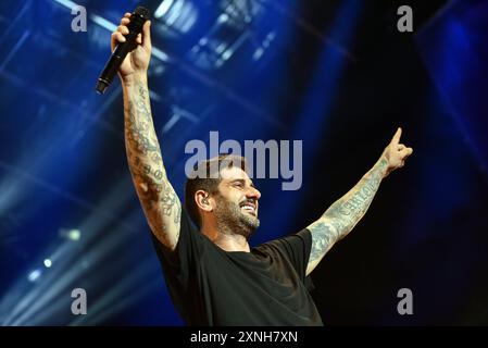 Sitges, Spanien. 31. Juli 2024. Der spanische Sänger Ramón Melendi Espina, bekannt als Melendi, tritt live in der Jardins de Terramar Caixabank in Sitges, Barcelona auf. Melendi tritt in der Jardins de Terramar Caixabank mit seiner multitudinösen Tour „20 Jahre ohne Nachrichten“ auf. Quelle: SOPA Images Limited/Alamy Live News Stockfoto