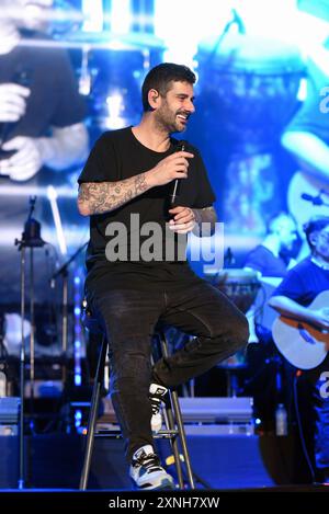 Sitges, Spanien. 31. Juli 2024. Der spanische Sänger Ramón Melendi Espina, bekannt als Melendi, tritt live in der Jardins de Terramar Caixabank in Sitges, Barcelona auf. Melendi tritt in der Jardins de Terramar Caixabank mit seiner multitudinösen Tour „20 Jahre ohne Nachrichten“ auf. Quelle: SOPA Images Limited/Alamy Live News Stockfoto