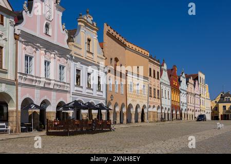 Telc, Tschechische Republik. Juni 2024. Hauptplatz von Telc und farbenfrohe Gebäude Stockfoto