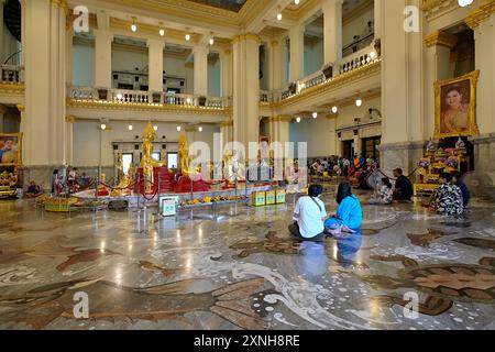 Üppiges Inneres des Wat Sothon Wararam Worawihan & zentraler Schrein mit seinem verehrten Phra Phutthasothon oder Luang Pho Sothon Buddha Bild, Chachoengsao Stockfoto