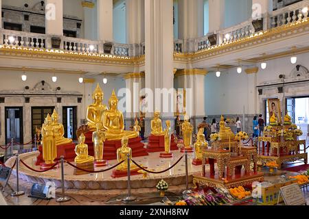 Lotus-Schrein mit goldenen Buddha-Bildern und Phra Phutthasothon oder Luang Pho Sothon Buddha-Statue, Wat Sothon Wararam Worawihan, Chachoengsao, Thailand Stockfoto