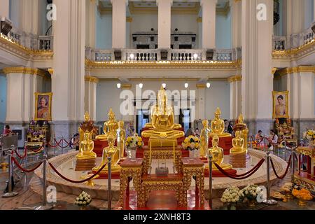 Das Innere des Wat Sothon Wararam Worawihan und seines wichtigsten Buddha-Bildes in meditativer Pose, Phra Phutthasothon oder Luang Pho Sothon, Chachoengsao Stockfoto