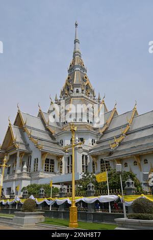 Das Wat Sothon Wararam Worawihan in Chachoengsao wurde aus weißgrauem italienischem Marmor erbaut und ist 84 m hoch, was ihn zu einem der größten Tempel Thailands macht Stockfoto