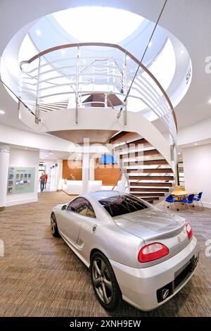 British Motor Museum Gaydon der Hauptrezeptionsbereich und die Treppe mit einem modernen MG schmücken das Foyer Stockfoto