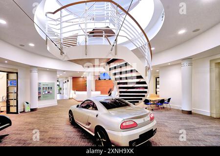 British Motor Museum Gaydon der Hauptrezeptionsbereich und die Treppe mit einem modernen MG-Auto im Foyer Stockfoto