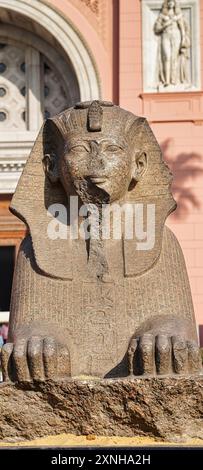 Kairo, Ägypten, 31. Dezember 2019-Rote Granit-Sphinx von Pharoah Thutmose III. Gefunden 1861 in Karnak im Eingangsgarten des Museums für ägyptische Antiken in Kairo, Ägypten Stockfoto