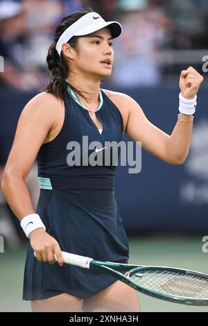 Washington, D. C, USA. 30. Juli 2021. EMMA RADUCANU feiert ihren Sieg gegen Peyton Stearns im Rock Creek Tennis Center. (Kreditbild: © Kyle Gustafson/ZUMA Press Wire) NUR REDAKTIONELLE VERWENDUNG! Nicht für kommerzielle ZWECKE! Stockfoto